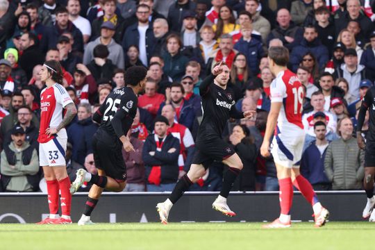 Bowen jubliează, după gol, jucătorii lui Arsenal, fără replică / Foto: Imago