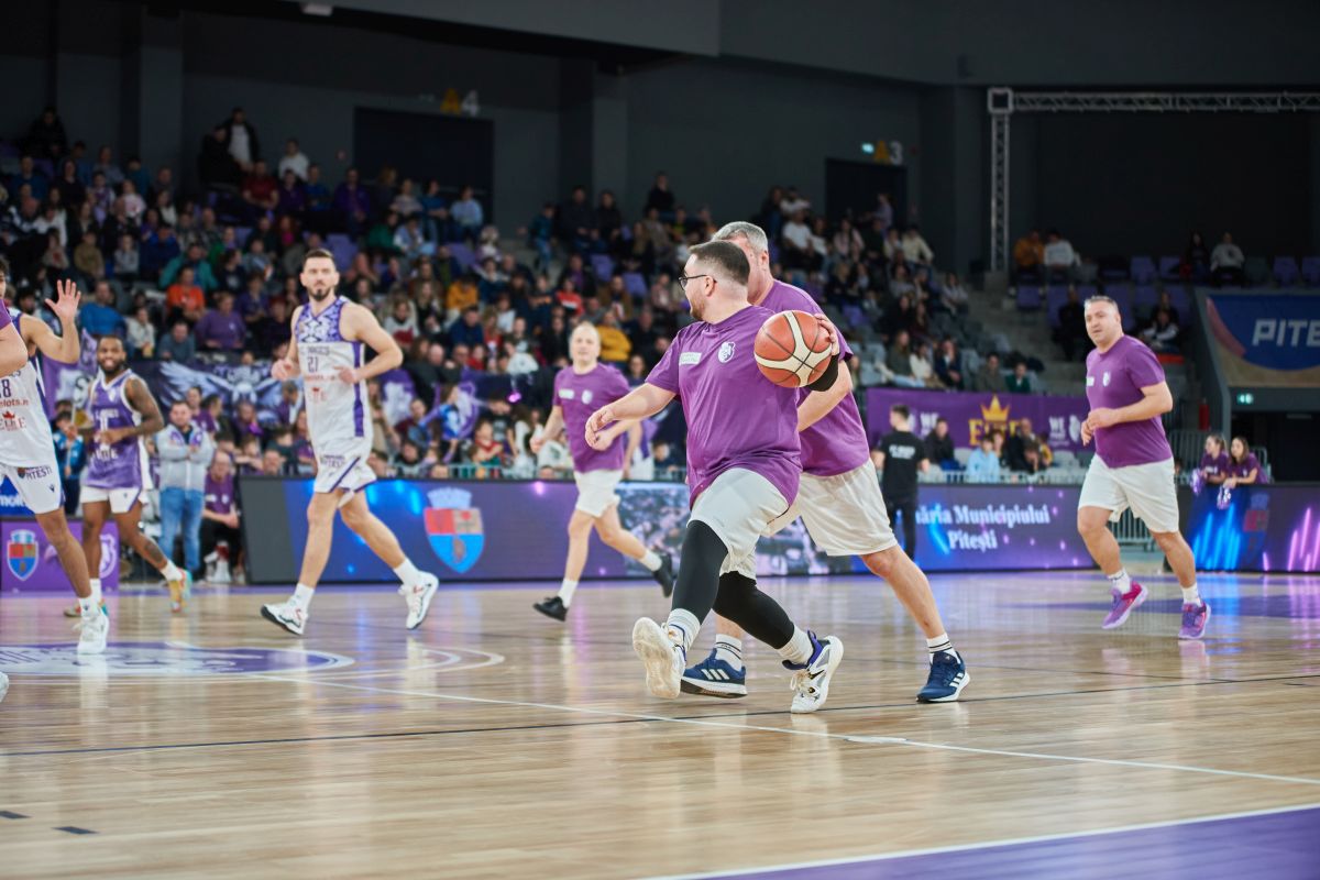 Eveniment inedit în Pitești Arena! Peste 1000 de oameni au asistat la duelul dintre jucători și fani: antrenorul și-a scos telefonul să își sune familia