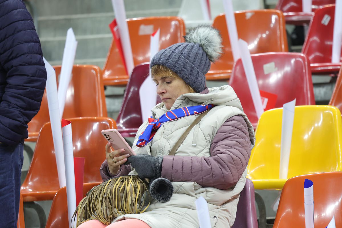 Eșarfele pe care le vinde Peluza Nord înainte de derby-ul cu Dinamo » Mesaje împotriva lui Dinamo