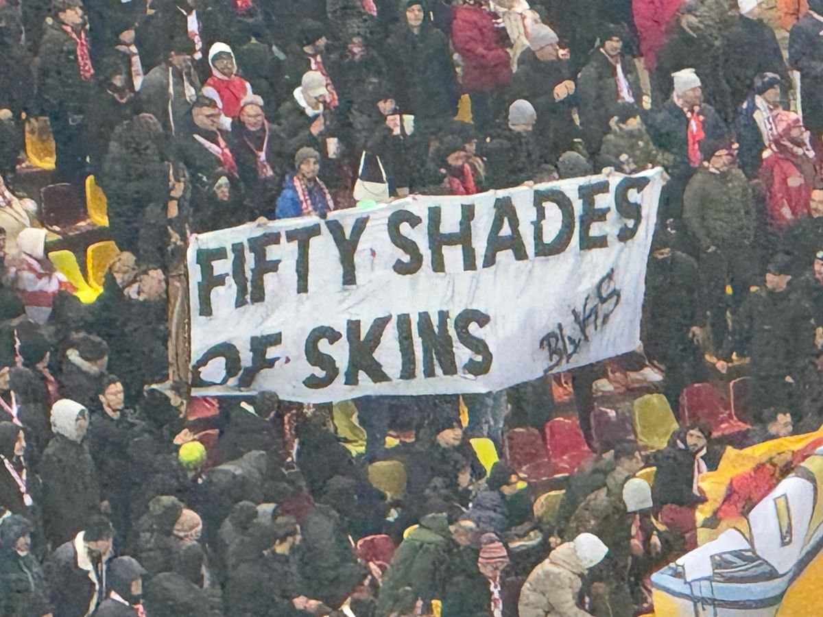 Toate mesajele galeriilor din FCSB - Dinamo » Ironii nemiloase ale fanilor: „Peluza voastră e ca POS-ul”