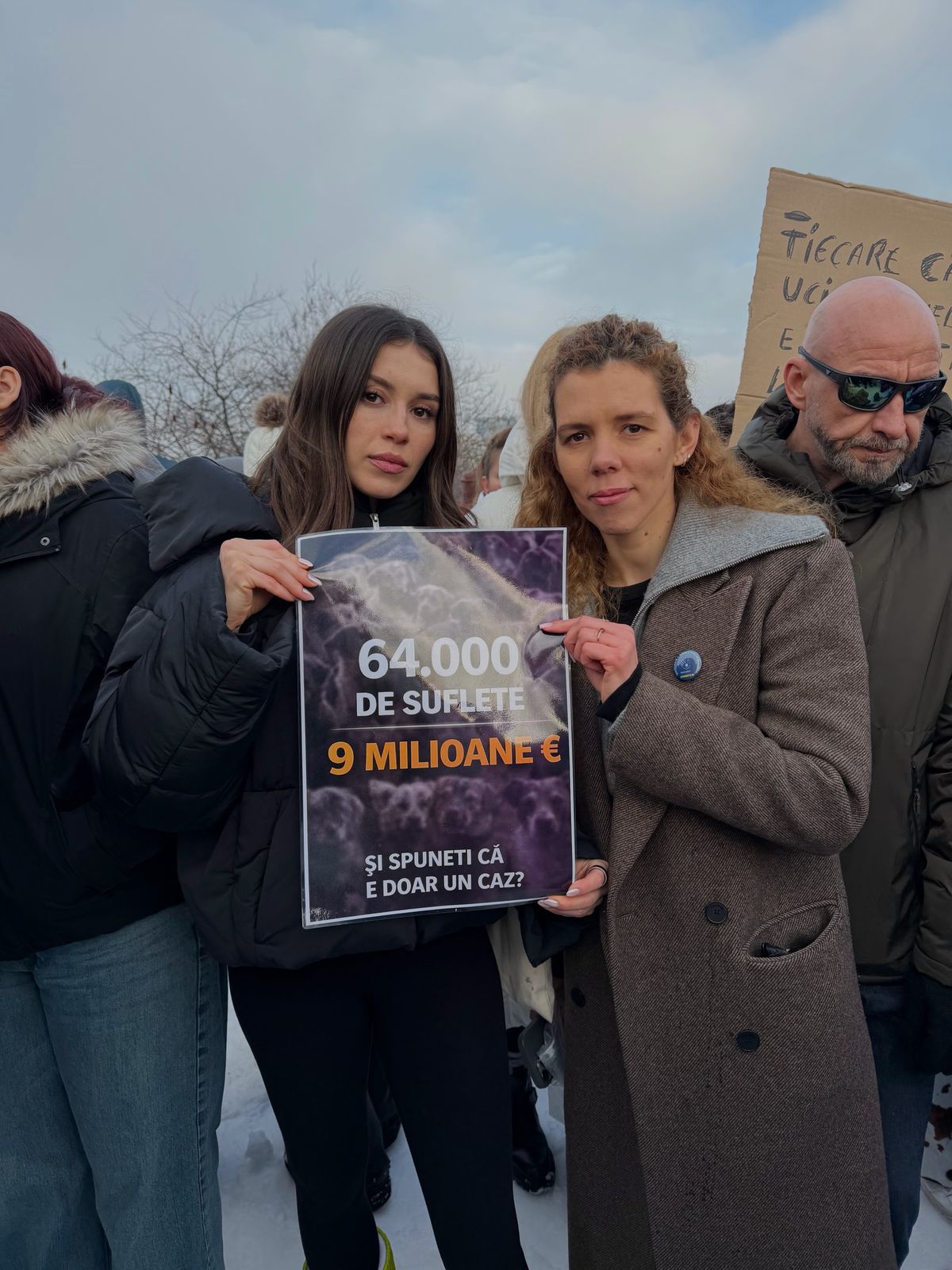 Teodora Stoica și Ionuț Lupescu, printre persoanele ieșite în stradă la manifestația din fața Parlamentului: „M-am întors acasă cu o greutate în piept”