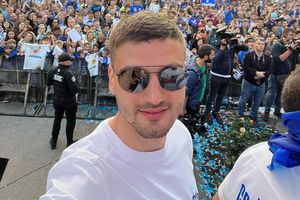 Stelistul Dragoș Nedelcu se iubește cu o femeie care „apare pe sticlă”