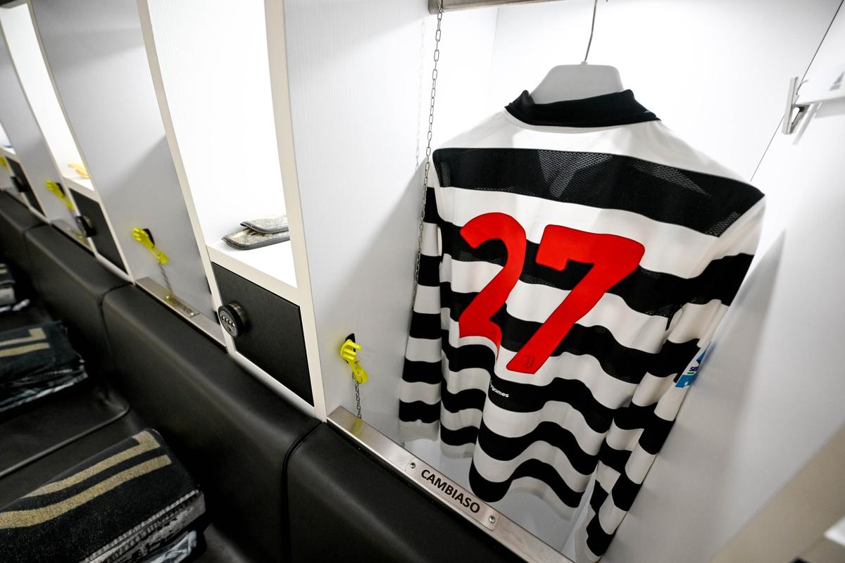 Juventus și-a prezentat o „bijuterie” de echipament, dar privirile au fost atrase de un fotomodel! Cum a apărut la eveniment