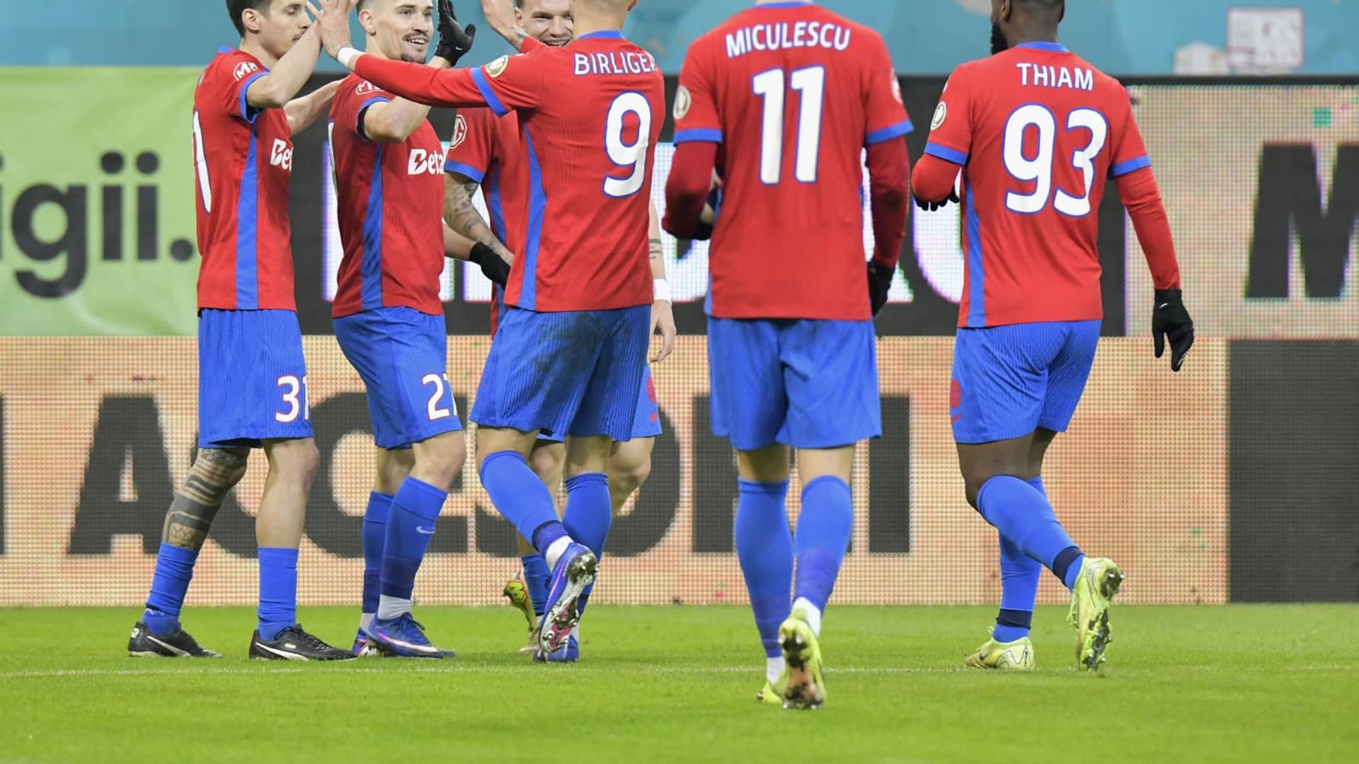 Juri Cisotti în tricoul FCSB, poziționat atacant central pe teren, în timp ce Mihai Stoica discută strategia echipei lângă marginea terenului. | sursa foto: Gazeta Sporturilor