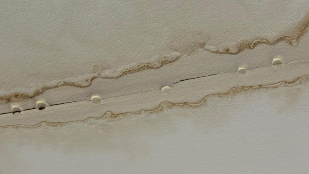 Arena Națională se degradează alarmant! Dezastru la un studio TV și în zona VIP » Imagini halucinante: plouă din tavan, miros pregnant de mucegai