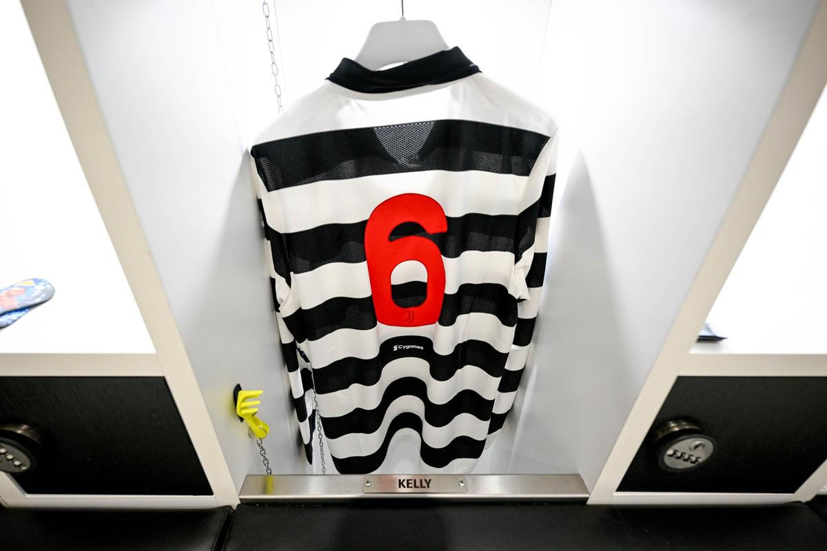 Juventus și-a prezentat o „bijuterie” de echipament, dar privirile au fost atrase de un fotomodel! Cum a apărut la eveniment