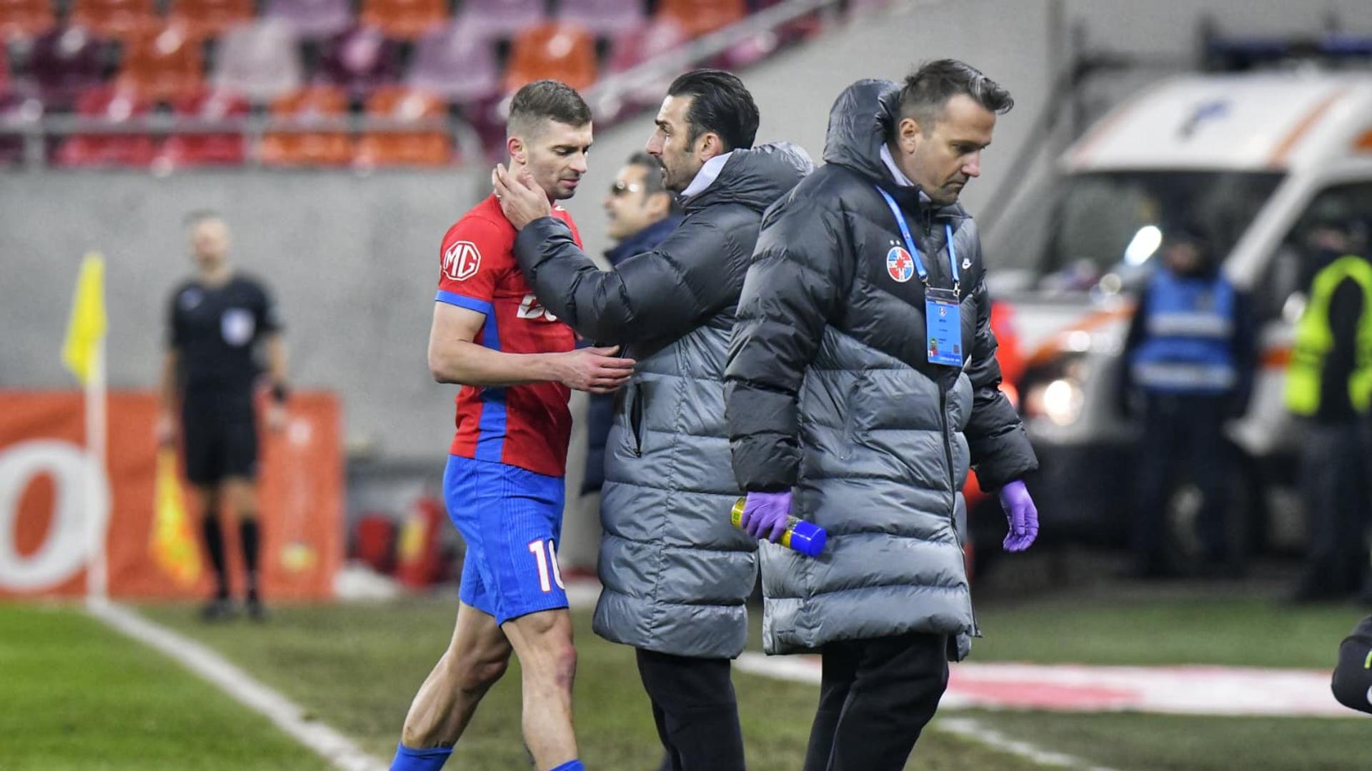 Florin Tănase părăsind terenul după 21 de minute, afectat de accidentare și ruptură musculară, în timpul revenirii pe teren. | sursa foto: Gazeta Sporturilor