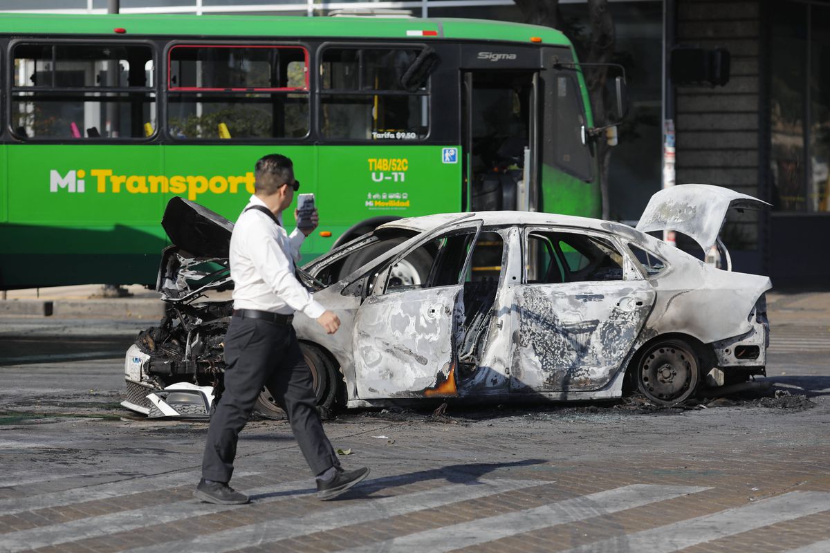 Haos nemaivăzut în Mexic » După uciderea lui „El Mencho”, oamenii nu mai pot ieși din case! Dezastru pe străzi, meciuri amânate, panică în stadion