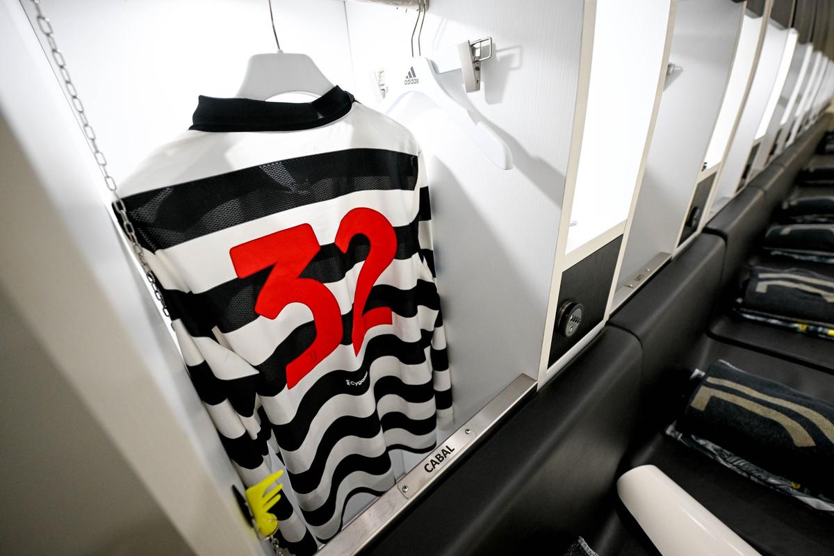 Juventus și-a prezentat o „bijuterie” de echipament, dar privirile au fost atrase de un fotomodel! Cum a apărut la eveniment
