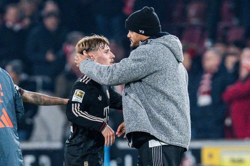 Lennart Karl e îmbrățișat părintește de antrenorul Vincent Kompany / Foto: Imago