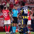 Slavko Vincic îi arată cartonașul roșu lui Talisca (Fenerbahce) într-un meci câștigat de Benfica, scor 1-0 / Foto: Imago