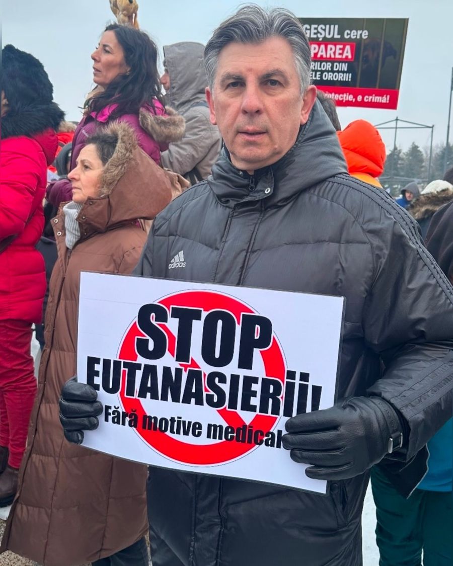Ionuț Lupescu la protestul pentru drepturile animalelor / Foto: Facebook Teodora Stoica și Ionuț Lupescu, printre persoanele ieșite în stradă la manifestația din fața Parlamentului: „M-am întors acasă cu o greutate în piept”