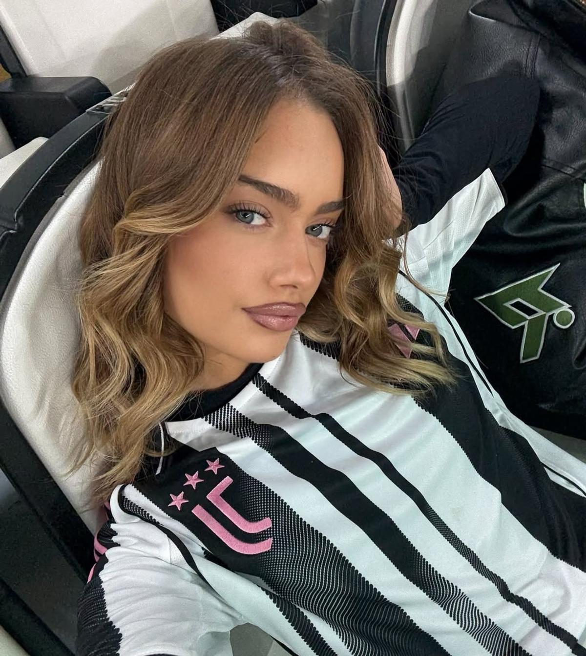 Juventus și-a prezentat o „bijuterie” de echipament, dar privirile au fost atrase de un fotomodel! Cum a apărut la eveniment