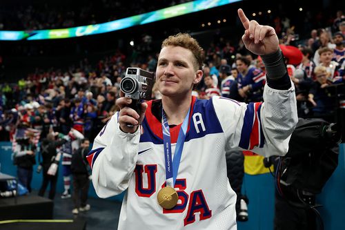 Matthew Tkachuk, sărbătorind aurul american / FOTO: GettyImages
