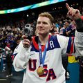 Matthew Tkachuk, sărbătorind aurul american / FOTO: GettyImages