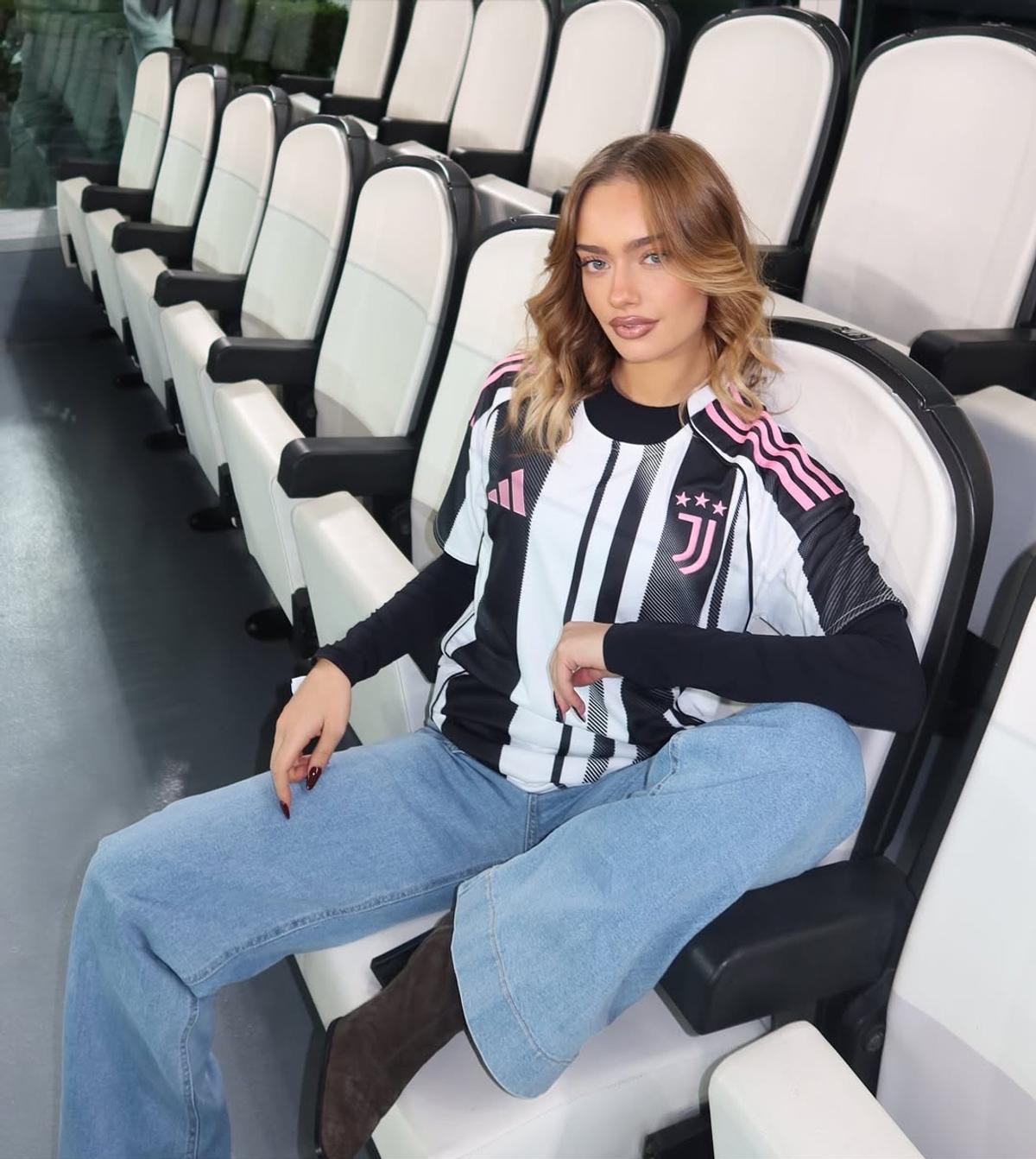 Juventus și-a prezentat o „bijuterie” de echipament, dar privirile au fost atrase de un fotomodel! Cum a apărut la eveniment