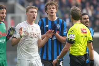 Napoli a luat foc după eșecul cu Atalanta: „Trebuie să luptăm și împotriva arbitrilor” » Conte a refuzat să participe la conferință