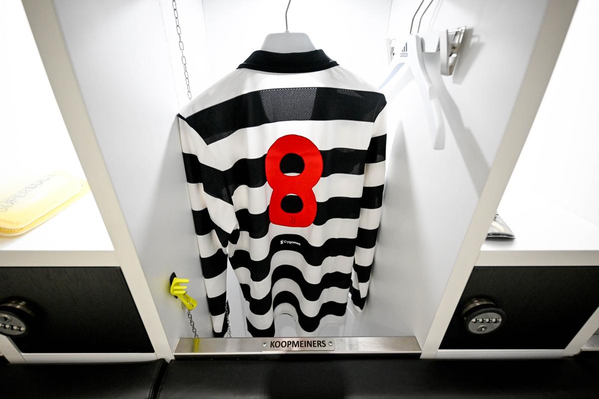 Juventus și-a prezentat o „bijuterie” de echipament, dar privirile au fost atrase de un fotomodel! Cum a apărut la eveniment