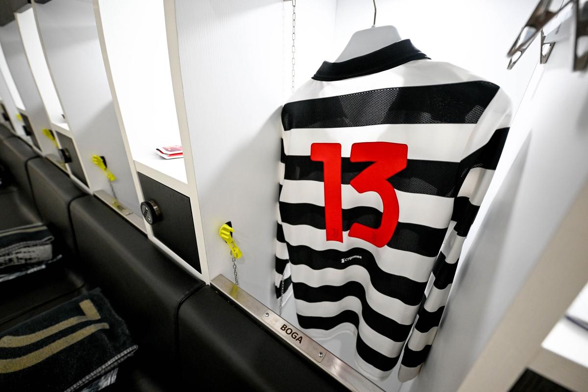 Juventus și-a prezentat o „bijuterie” de echipament, dar privirile au fost atrase de un fotomodel! Cum a apărut la eveniment