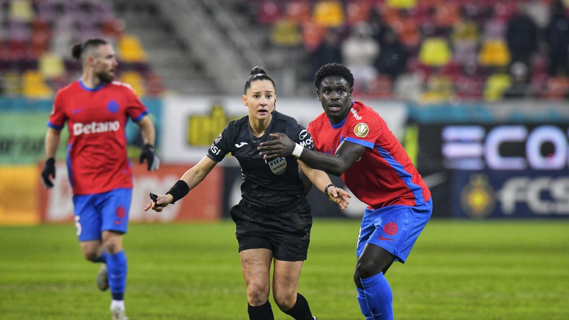 Iuliana Demetrescu arbitru femeie pe teren de fotbal în timpul unui meci, context de sexism fotbal și CNCD plângere pentru arbitre femei. | sursa foto: Gazeta Sporturilor