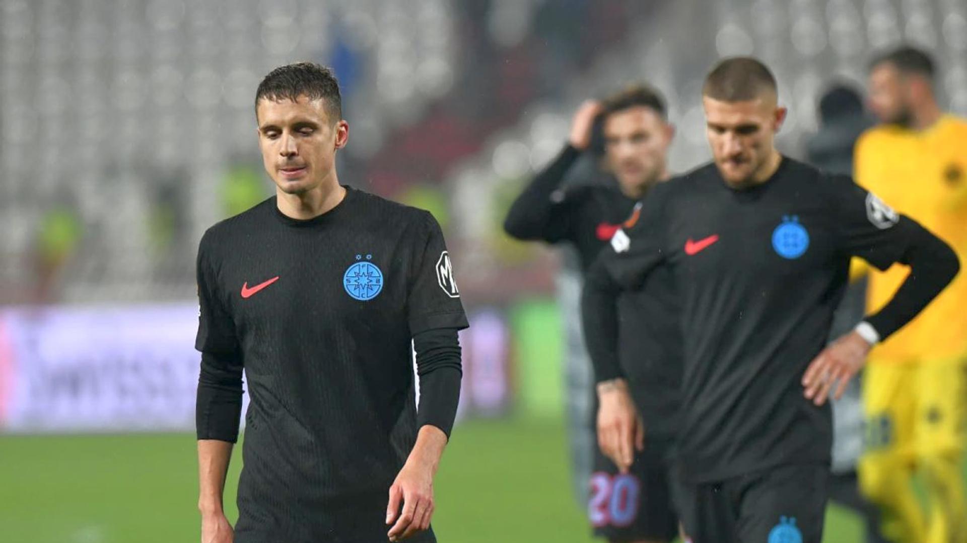 Jucători FCSB pe teren în timpul unui meci decisiv pentru șansele de calificare în play-off-ul Superliga România, cu antrenorul observând atent. | sursa foto: Gazeta Sporturilor
