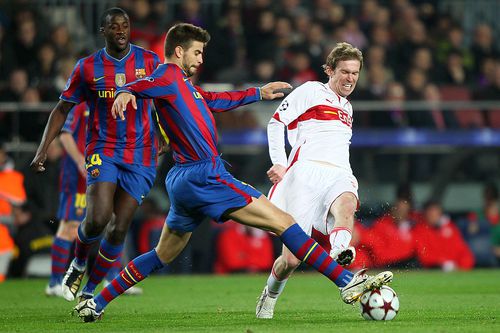 Hleb în duel cu Pique FOTO: Guliver/GettyImages