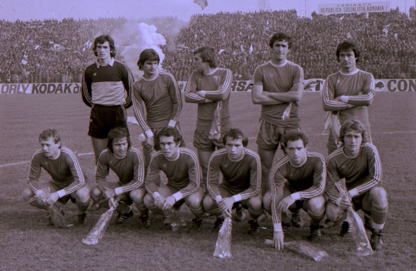 Primul “11” la 2-0 cu
Bordeaux, pe 8 decembrie
’82: Lung, Irimescu, Tilihoi,
Cămătaru, Ștefănescu (sus),
Balaci, Negrilă, Crișan,
Țicleanu, Ungureanu, Donose