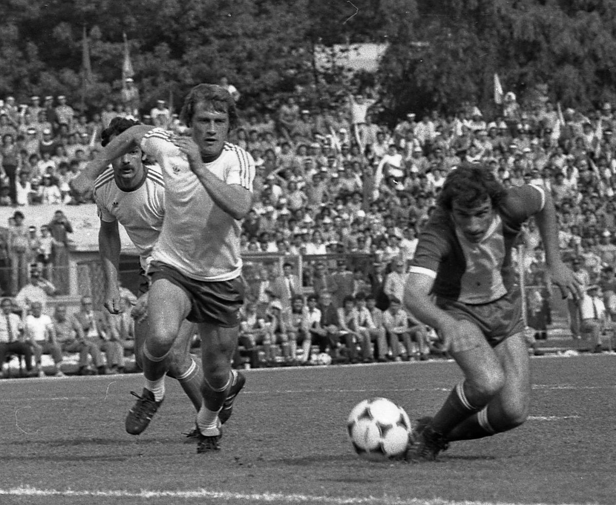 Cum au fost create marile echipe ale anilor '80? » Episodul 1: Craiova Maxima - creată de Corneliu Stroe, protejată de Ștefan Andrei și cântată de Adrian Păunescu