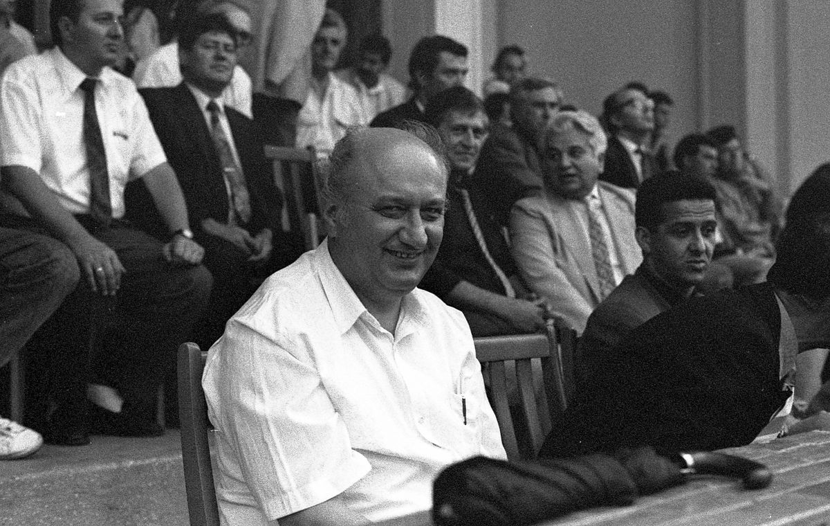 Cum au fost create marile echipe ale anilor '80? » Episodul 1: Craiova Maxima - creată de Corneliu Stroe, protejată de Ștefan Andrei și cântată de Adrian Păunescu