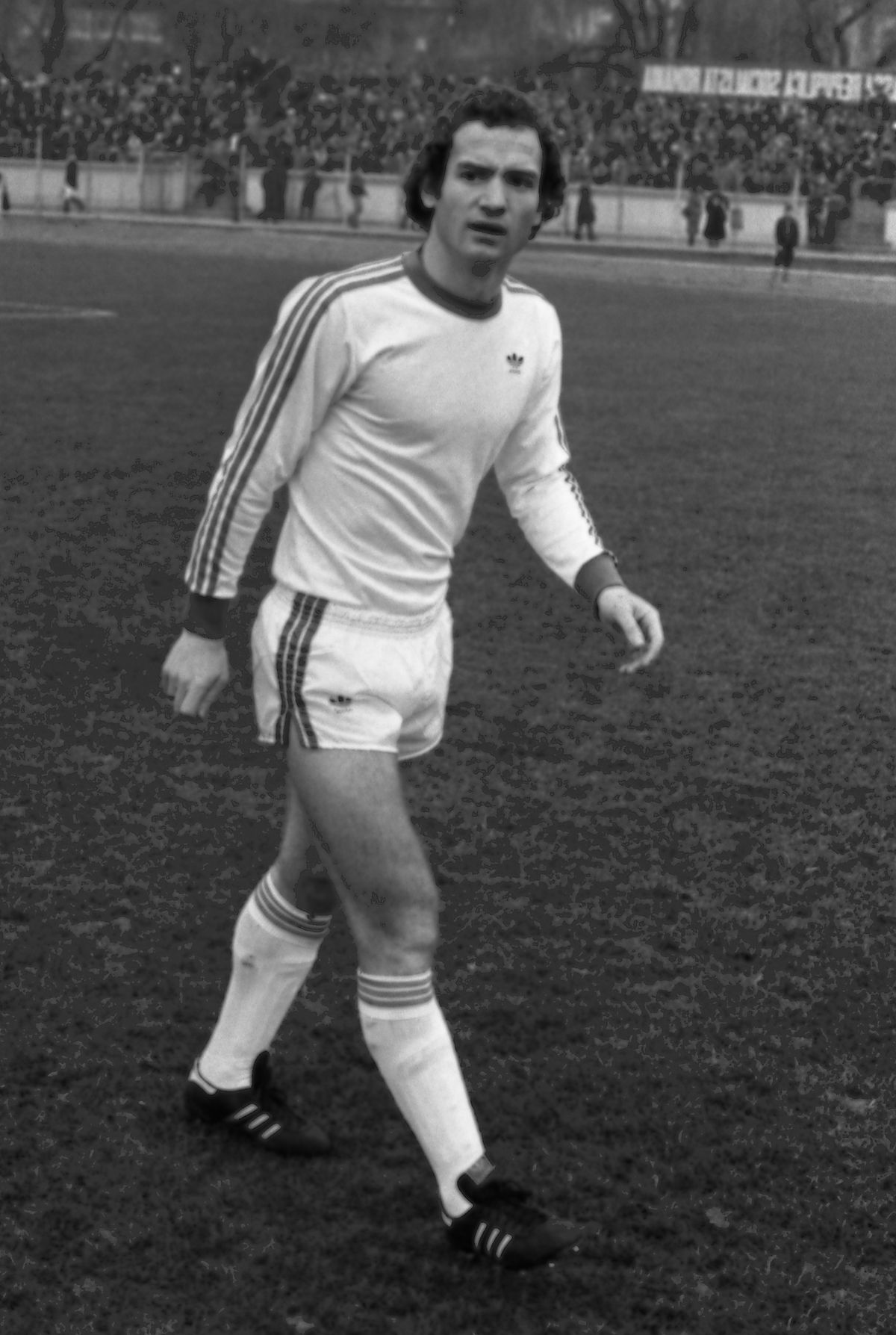 Cum au fost create marile echipe ale anilor '80? » Episodul 1: Craiova Maxima - creată de Corneliu Stroe, protejată de Ștefan Andrei și cântată de Adrian Păunescu