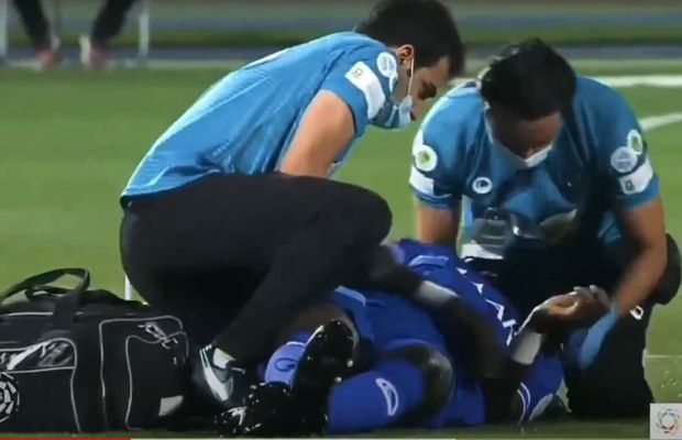 Răzvan Lucescu explică ce se întâmplă cu Gomis » De ce leșină francezul pe teren: „Așa reacționează la presiune”