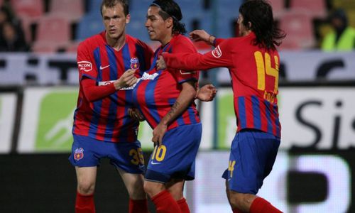 Dayro Moreno (în mijloc), în tricoul celor de la FCSB