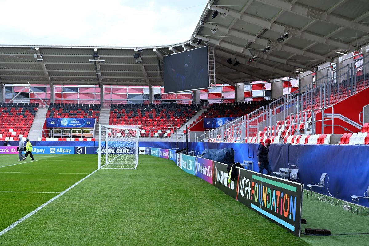 Am mers să vedem cum arată „bijuteria” de 40 de milioane de euro pe care o inaugurează „naționala” » Dotare curioasă: pasarelă de 20 de metri pentru oaspeți