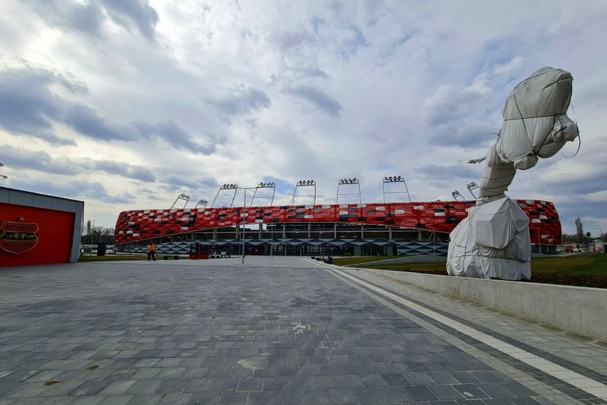 Am mers să vedem cum arată „bijuteria” de 40 de milioane de euro pe care o inaugurează „naționala” » Dotare curioasă: pasarelă de 20 de metri pentru oaspeți