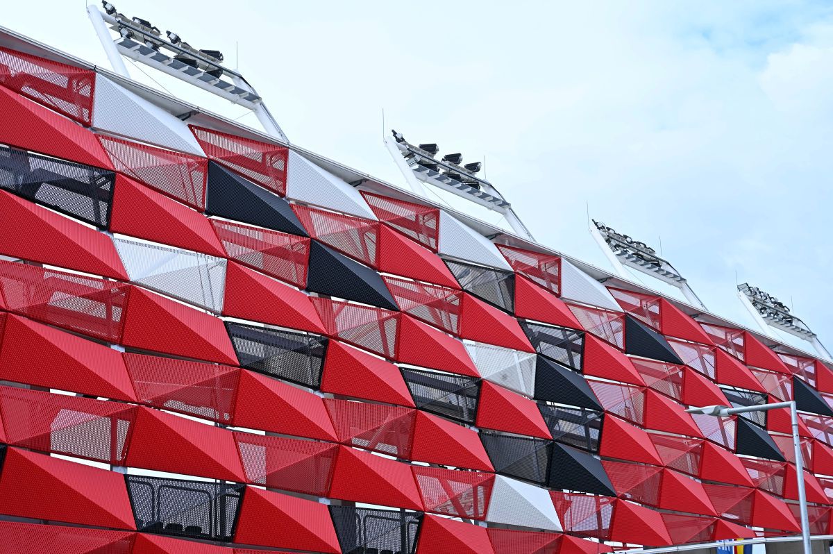 Am mers să vedem cum arată „bijuteria” de 40 de milioane de euro pe care o inaugurează „naționala” » Dotare curioasă: pasarelă de 20 de metri pentru oaspeți