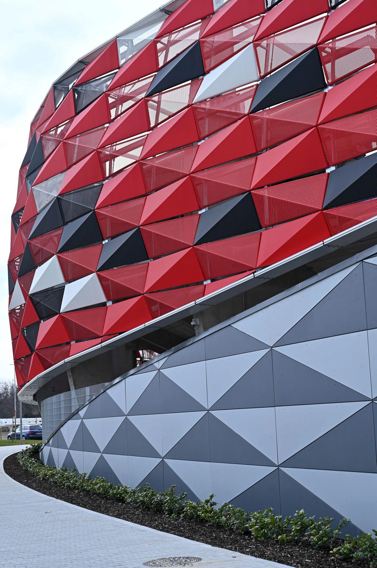 Am mers să vedem cum arată „bijuteria” de 40 de milioane de euro pe care o inaugurează „naționala” » Dotare curioasă: pasarelă de 20 de metri pentru oaspeți