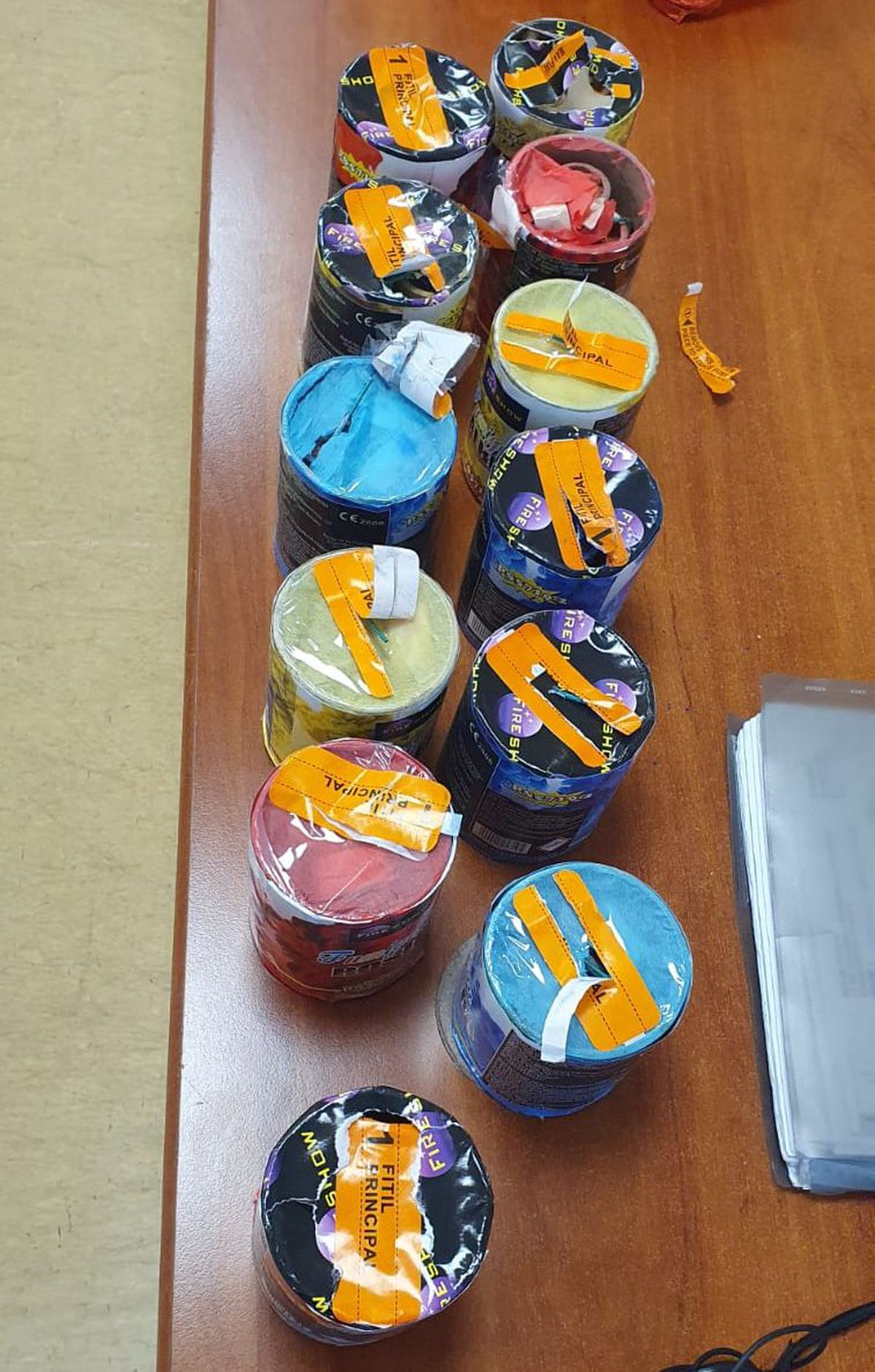 Protest cu macara, bani falși și arestări în fața Ministerului Sportului: „Demisia Eduard Novak!”