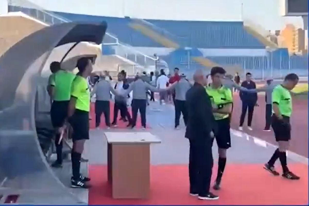 Arbitrul care a consultat telefonul unui spectator la un meci din liga a doua egipteană a fost suspendat