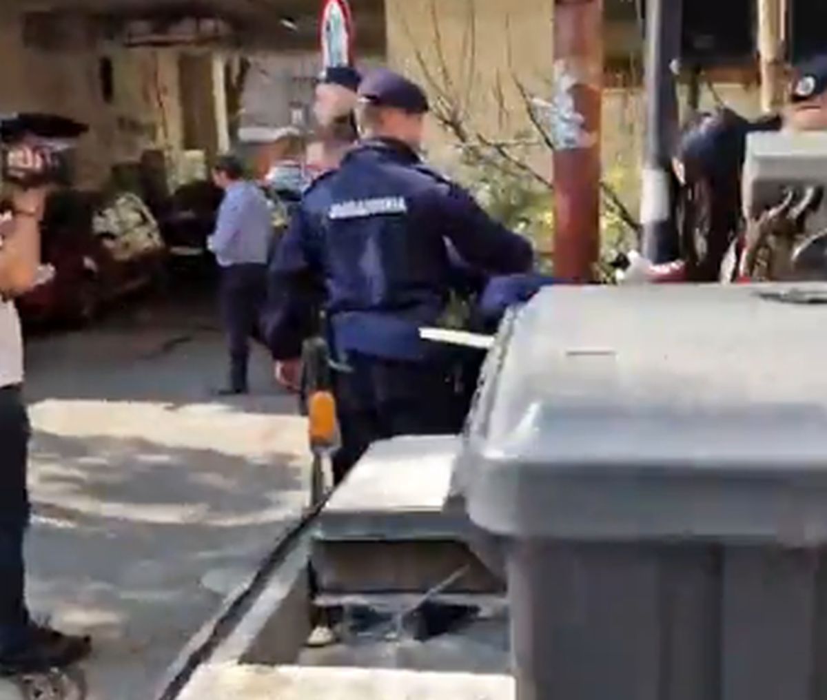 Protest cu macara, bani falși și arestări în fața Ministerului Sportului: „Demisia Eduard Novak!”