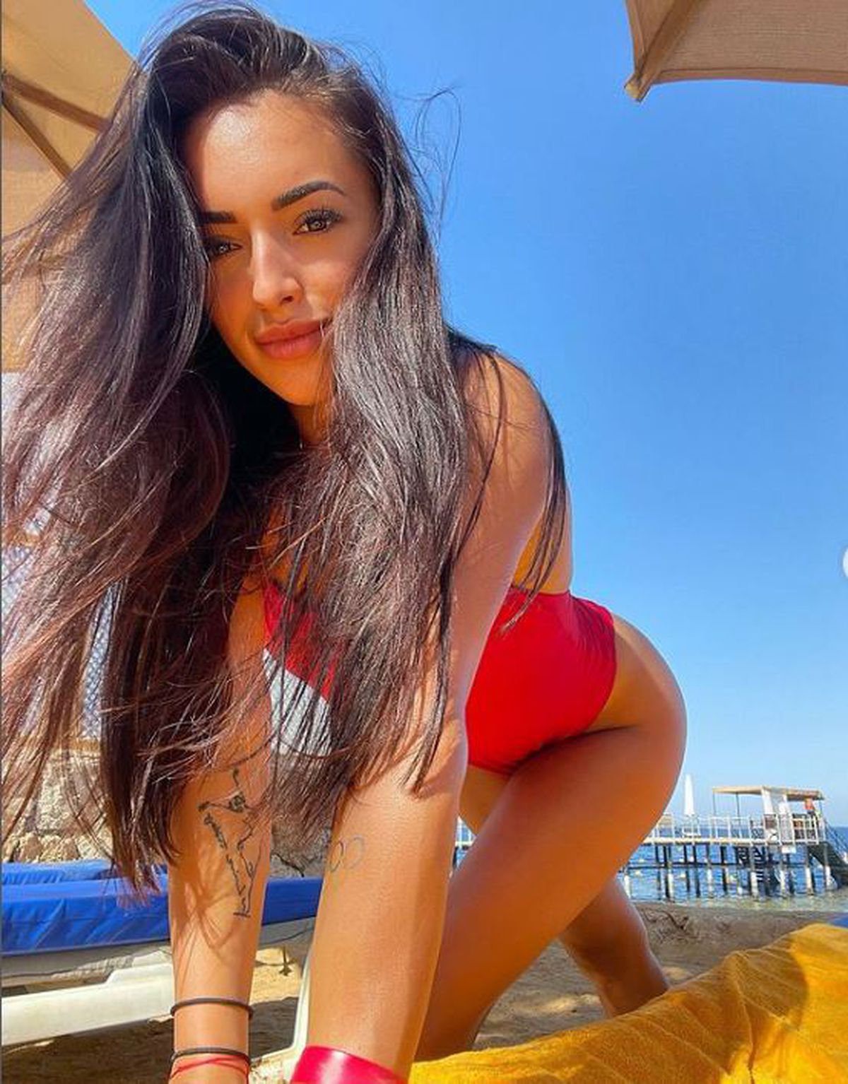 GALERIE FOTO Larisa Iordache și-a încântat fanii cu o poză incredibil de sexy lângă brad