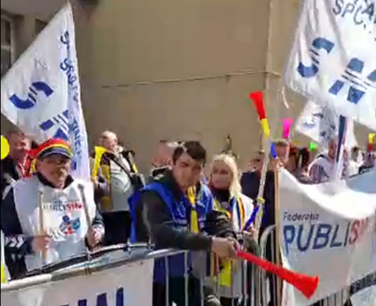 Protest cu macara, bani falși și arestări în fața Ministerului Sportului: „Demisia Eduard Novak!”