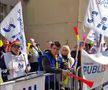 Protest cu macara, bani falși și arestări în fața Ministerului Sportului: „Demisia Novak”