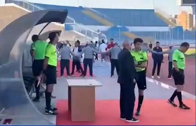 Ce a pățit arbitrul care a anulat golul după ce a văzut reluarea fazei pe telefonul unui spectator