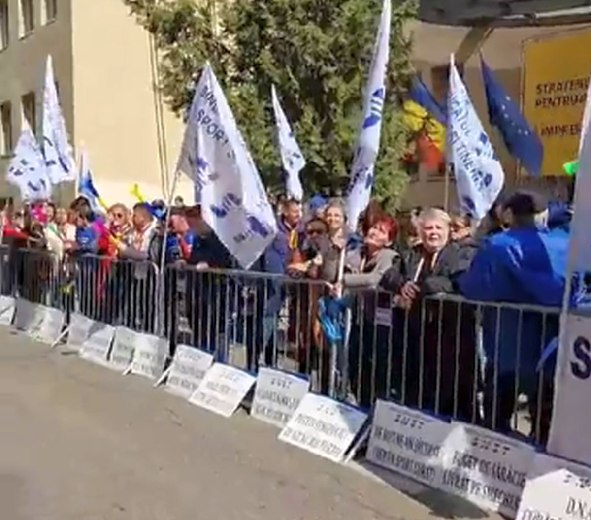 Protest cu macara, bani falși și arestări în fața Ministerului Sportului: „Demisia Eduard Novak!”