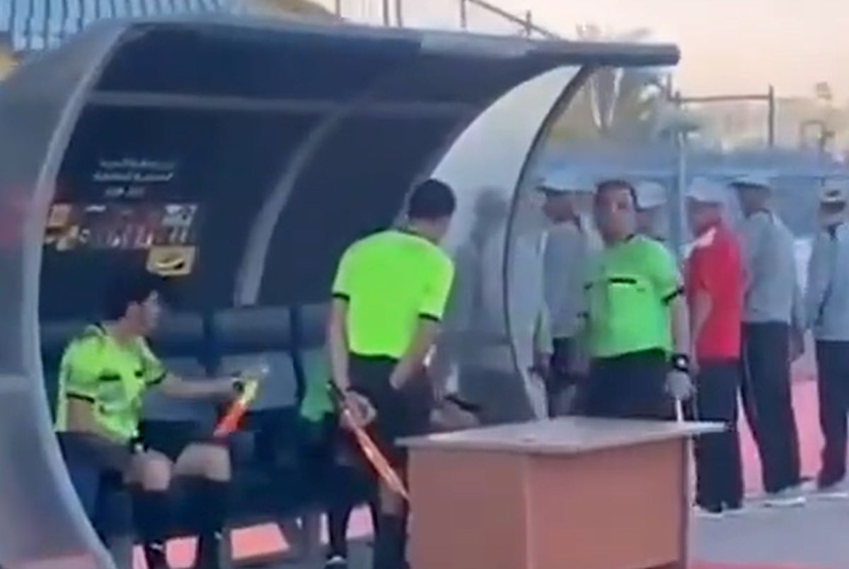 Arbitrul care a consultat telefonul unui spectator la un meci din liga a doua egipteană a fost suspendat