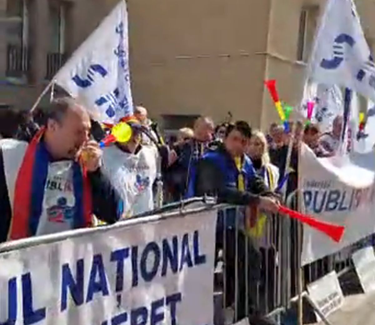 Protest cu macara, bani falși și arestări în fața Ministerului Sportului: „Demisia Eduard Novak!”