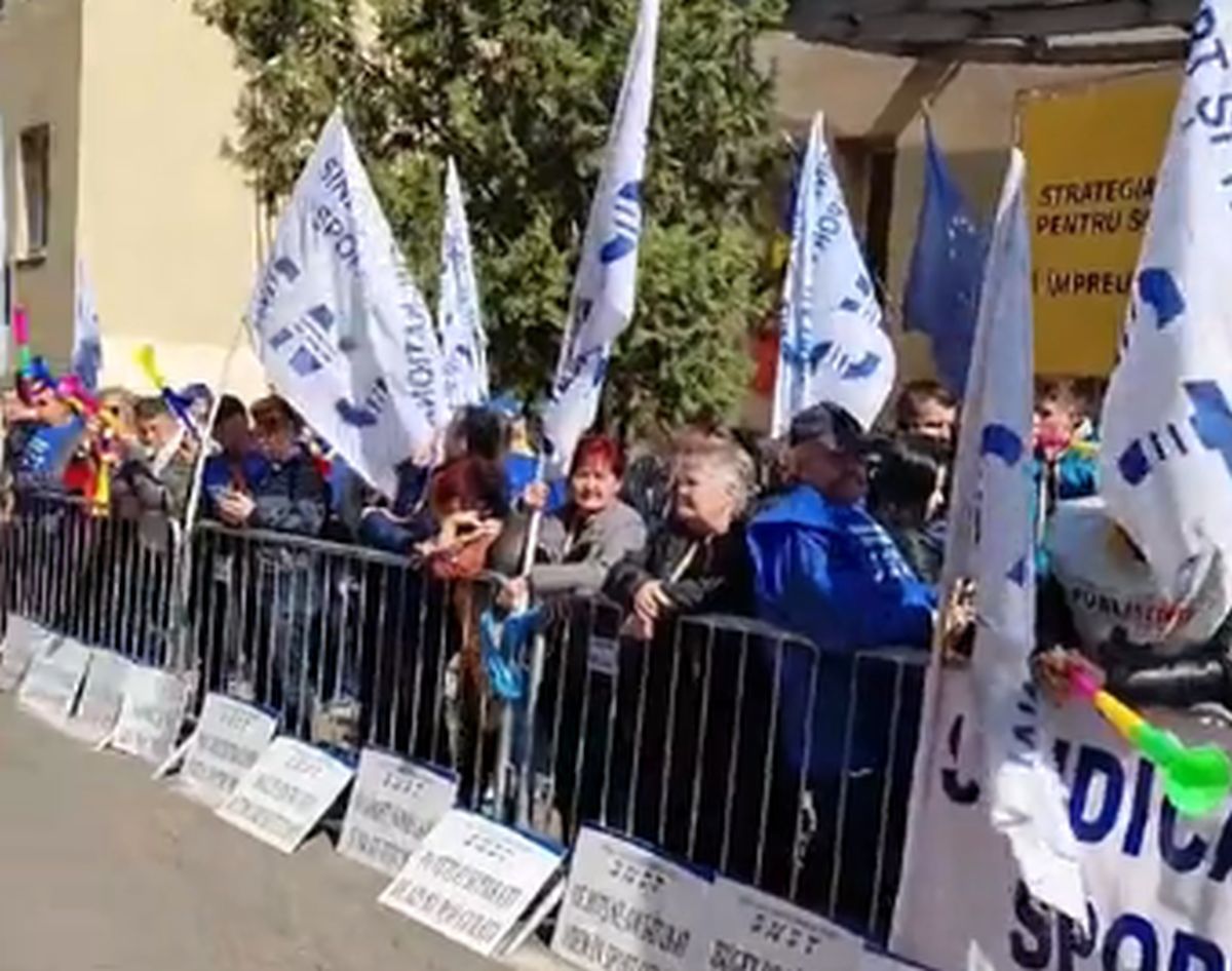 Protest cu macara, bani falși și arestări în fața Ministerului Sportului: „Demisia Eduard Novak!”