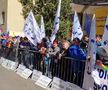 Protest cu macara, bani falși și arestări în fața Ministerului Sportului: „Demisia Eduard Novak!”