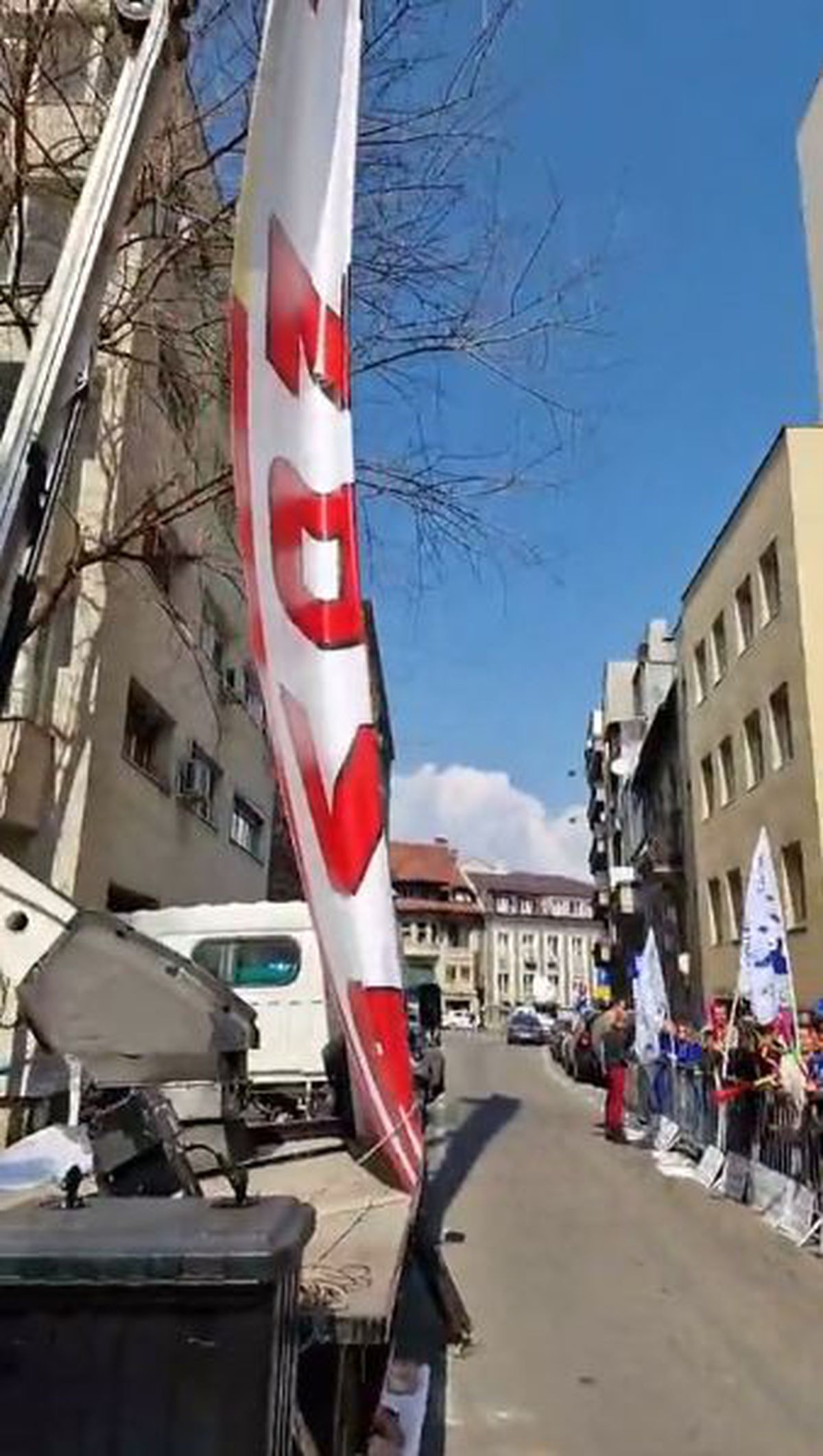 Protest cu macara, bani falși și arestări în fața Ministerului Sportului: „Demisia Eduard Novak!”