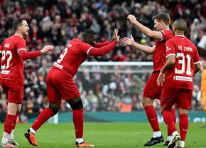 Bogdan Lobonț, „bombardat” de legendele lui Liverpool pe Anfield